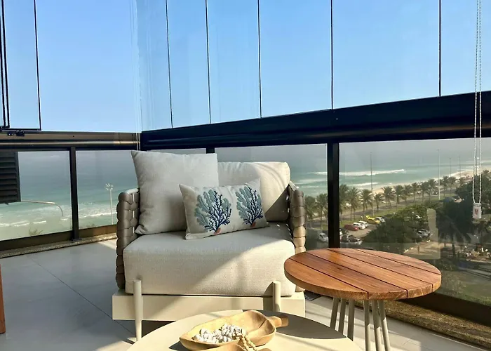 Lindo apto no melhor lugar da Barra da Tijuca! Com uma vista de tirar o fôlego, frente para o mar! Totalmente equipado e decorado ao lado dos melhores hotéis e quiosques da Barra! Portaria 24h, piscina, sauna, Jacuzzi, academia, garagem, Wi-Fi, lavan