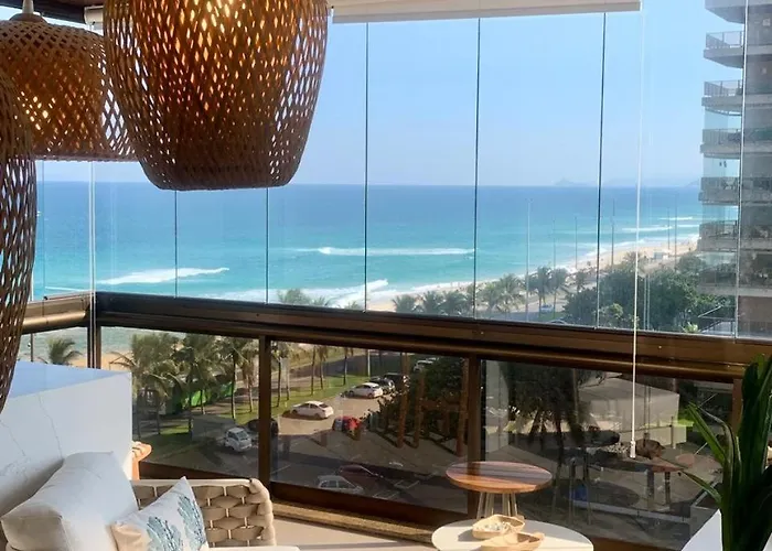 Lindo apto no melhor lugar da Barra da Tijuca! Com uma vista de tirar o fôlego, frente para o mar! Totalmente equipado e decorado ao lado dos melhores hotéis e quiosques da Barra! Portaria 24h, piscina, sauna, Jacuzzi, academia, garagem, Wi-Fi, lavan